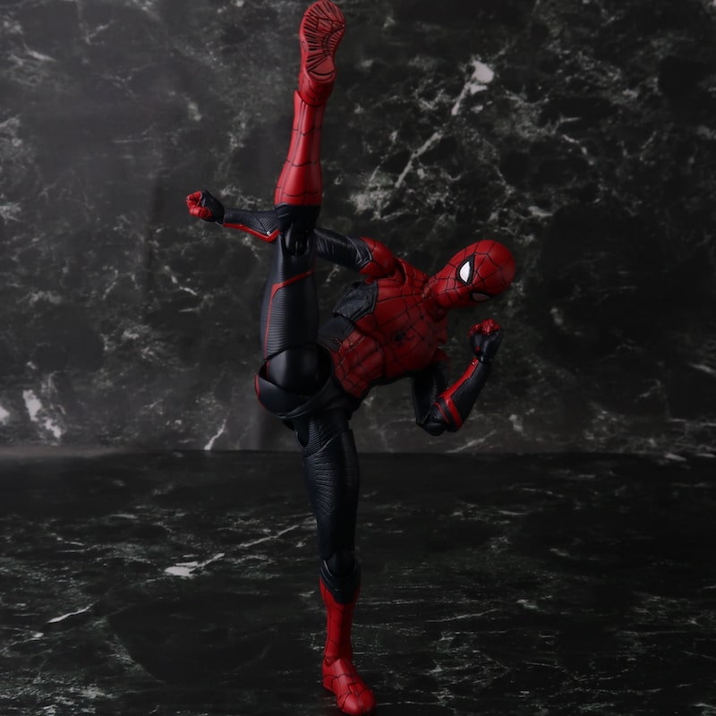 S.H.Figuarts スパイダーマン アップグレードスーツ のハイキックの写真
