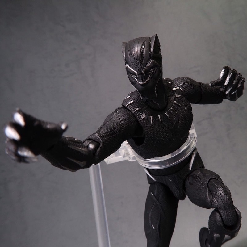 MAFEXブラックパンサーのフィギュア画像