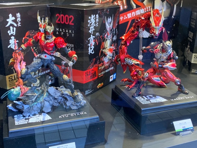 魂ネイションズの展示 仮面ライダークウガと龍騎の写真