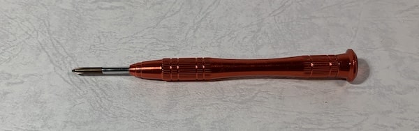 誰でもプラスドライバーだけで組み立てられる