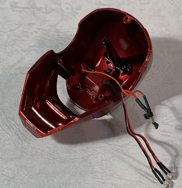 ライトユニットを顔パーツに装着